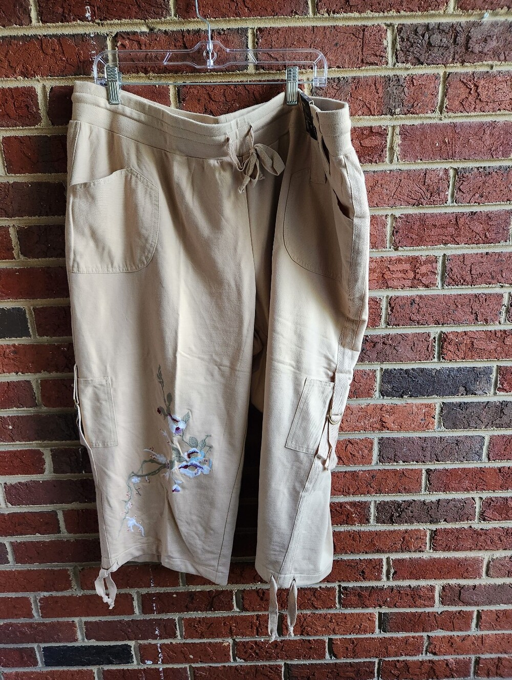 Avenue Beige Floral Embroidered Capri NWT Cargo 22/24